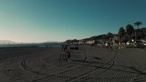 Strand-Von-Malaga-Bei-Sonnenuntergang,-Ruhige-Küste,-Spielplatz-Auf-Sand-Sichtbar