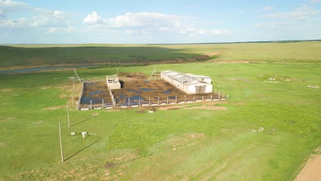 Ranch-Farm-In-Der-Nähe-Des-Flusses-An-Einem-Sonnigen-Tag-In-Kasachstan