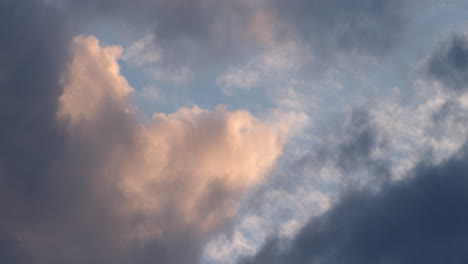 Time-lapse-De-Nubes-Iluminadas-Por-El-Sol-Poniente