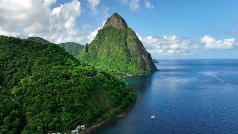 Ciudad-Costera-De-Soufriere-Con-Costa-Tropical-Y-Aguas-Turquesas-Del-Océano.