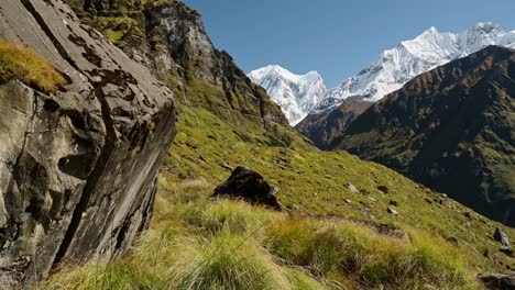 Paisaje-De-Las-Montañas-Del-Himalaya-En-Nepal,-Paisaje-De-Montañas-Cubiertas-De-Nieve-En-Un-Día-Soleado-Con-Cielo-Azul-En-Terreno-De-Gran-Altitud,-Cimas-De-Montañas-Nevadas-Con-Grandes-Picos-Dramáticos-Y-Masivos-En-Annapurna