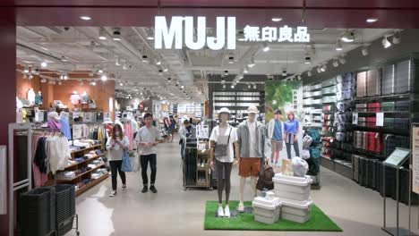 Los-Clientes-Chinos-Compran-En-La-Tienda-De-La-Empresa-Multinacional-Japonesa-De-Venta-Minorista-De-Ropa-Y-Artículos-Para-El-Hogar,-Muji.