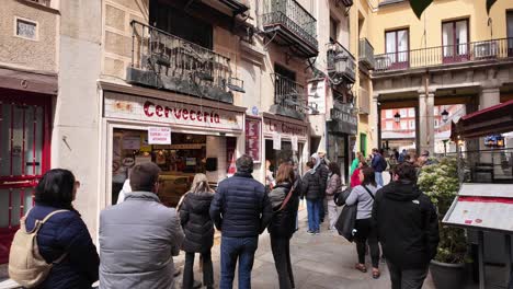 Famoso-Lugar-De-Comida-Callejera-Española-Con-Bocadillos-De-Calamares-En-Madrid