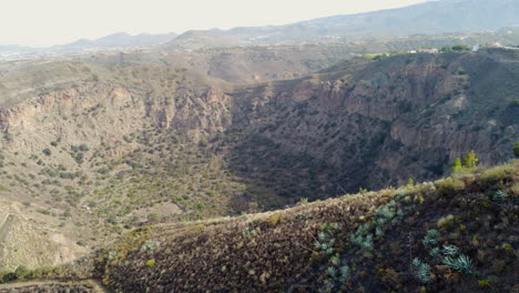 Ascendiendo-Sobre-El-Cráter-Llamado-Caldera-Volcánica-De-Bandama-En-La-Isla-De-Gran-Canaria