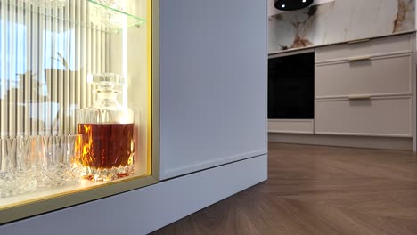 Eine-Flasche-Whisky-Ist-In-Einer-Vertikalen-Vitrine-Mit-Gläsern-Für-Alkohol-Versteckt