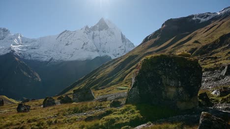 Paisaje-De-Montañas-Rocosas-Y-Escarpadas-En-Nepal,-Grandes-Y-Espectaculares-Cimas-Y-Picos-Nevados-En-El-Paisaje-Montañoso-Del-Himalaya-De-Annapurna-En-Un-Día-Soleado-Con-Cielo-Azul-En-Terreno-De-Gran-Altitud