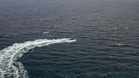 Ein-Schnellboot-Schneidet-Durch-Das-Blaue-Wasser-Sardiniens-Und-Hinterlässt-Eine-Weiße-Spur