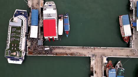 Vista-Aérea-Del-Muelle-De-Pattaya-Con-Turistas-Subiendo-Al-Barco-Para-Visitar-La-Isla-De-Ko-Lan-En-El-Golfo-De-Tailandia