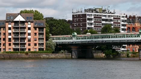 District-Line-Führt-über-Die-Putney-Bridge-Ins-Zentrum-Von-London,-Großbritannien