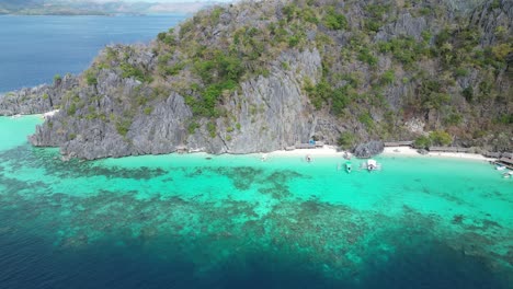 Vista-Aérea-Con-Dron-De-La-Playa-De-Arena-Blanca-De-Banul-En-La-Isla-Tropical-De-Coron,-Palawan,-Filipinas