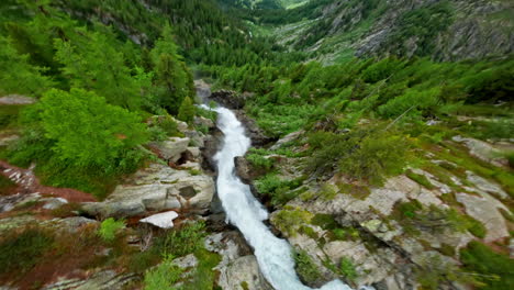 Impresionante-Vista-Aérea-De-Las-Cascadas-De-Cascate-Del-Rutor-Y-Las-Escarpadas-Montañas-En-Verano