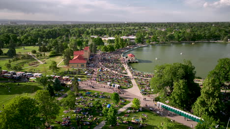 Multitud-En-El-Evento-De-Jazz-De-Verano-Para-Toda-La-Familia-En-Un-Parque-De-La-Ciudad,-Denver-Ferril-Lake,-Vista-Aérea