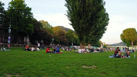 Lapso-De-Tiempo-De-Movimiento-De-Personas-En-Un-Concurrido-Parque-Público-En-Alemania