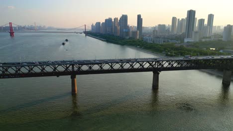 Una-Vista-Panorámica-Diurna-Del-Puente-De-Wuhan-Con-El-Horizonte-De-La-Ciudad-Al-Fondo.