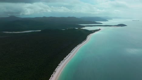 Pintoresca-Playa-De-Whitehaven-Arena-Blanca-Velero-Dron-Aéreo-Isla-Whitsundays-Parque-Nacional-Airlie-Australia-Nublado-Sombra-Movimiento-Cielo-Azul-Gran-Barrera-De-Coral-Exterior-Azul-Claro-Agua-Océano-Hacia-Adelante-Panorámica-Hacia-Arriba