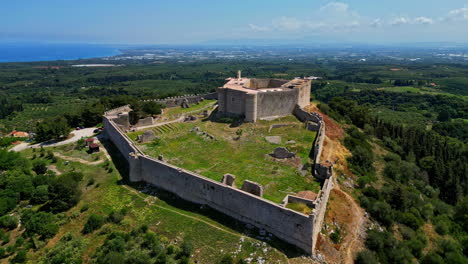 Das-Chlemoutsi-Museum-Im-Innenhof-Der-Mittelalterlichen-Burg-In-Killini,-Südgriechenland