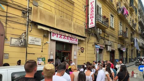 L&#39;Antica-Pizzeria-Da-Michele-En-Nápoles,-Italia,-Una-De-Las-Pizzerías-Más-Antiguas-Del-Mundo