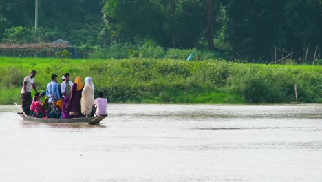 Un-Grupo-De-Aldeanos-Cruza-Un-Río-En-Barco-Durante-La-Temporada-De-Inundaciones-En-Bangladesh,-Mostrando-El-Estilo-De-Vida-Rural-Y-El-Riesgo.