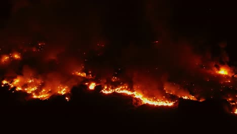 Stunning-Imagery-of-Northern-California’s-Wildfire-Under-the-Night-Sky