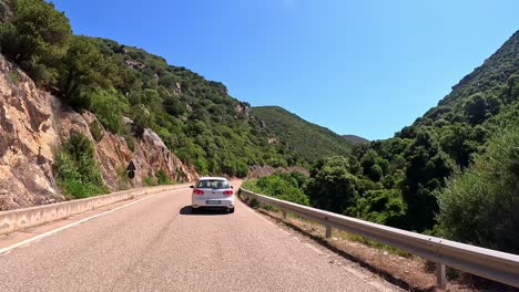 Fahrt-Auf-Einer-Malerischen-Zickzack-Straße-Umgeben-Von-Grünen-Hügeln,-Pov