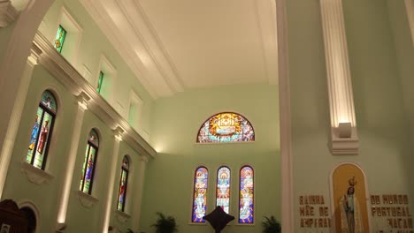 Interior-De-La-Iglesia-De-La-Natividad-De-Nuestra-Señora-Con-Vidrieras