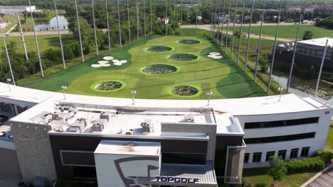 Vista-Aérea-Del-Campo-De-Prácticas-De-Topgolf-En-Los-Suburbios-De-Estados-Unidos