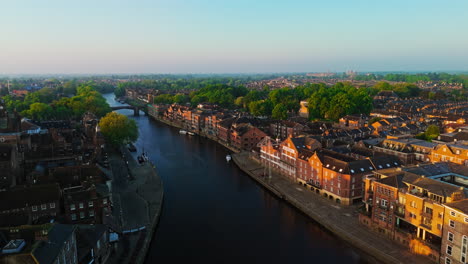 Erstellung-Einer-Drohnenaufnahme-Entlang-Des-Flusses-Ouse-In-York-Bei-Sonnenaufgang-In-Der-Goldenen-Stunde-Großbritanniens