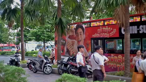 La-Tripulación-De-Un-Autobús-Turístico-Descansa-Antes-De-Comenzar-Un-Recorrido-Por-La-Ciudad-De-Ho-Chi-Minh