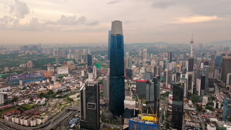 Vista-Aérea-Del-Rascacielos-Exchange-106-Que-Se-Eleva-Sobre-El-Horizonte-De-Kuala-Lumpur