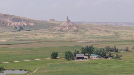 Vista-Aérea-Del-Sitio-Histórico-Nacional-De-Chimney-Rock-En-Las-Llanuras-De-Nebraska