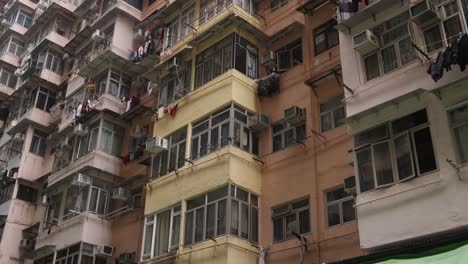 Außenfassade-Eines-Alten-Städtischen-Wohnhauses-In-Hongkong,-Nach-Oben-Geneigt