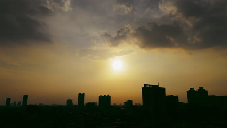 Ein-Zeitraffer-Aus-Der-Luft-Fängt-Die-Ikonische-Skyline-Der-Stadt-Ein,-Die-Sich-Vor-Der-Kulisse-Eines-Atemberaubenden-Sonnenuntergangs-In-Dramatische-Silhouetten-Verwandelt