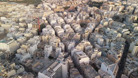 Vista-Aérea-De-Un-Dron-Sobrevolando-Los-Edificios-De-Apartamentos-De-Sliema-En-Malta