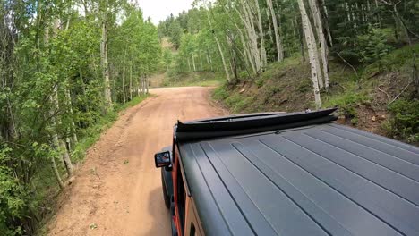 POV---Ansicht-Des-Fahrzeugdachs-Bei-Einer-Fahrt-Durch-Ein-Waldgebiet-Auf-Einer-Malerischen-Gold-Belt-Nebenstraße-In-Den-Rocky-Mountains