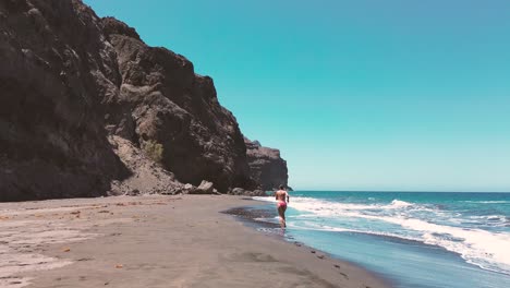 Frau-Läuft-Im-Sommer-Im-Urlaub-In-Zeitlupe-Am-Strand-Auf-Gran-Canaria,-Spanien