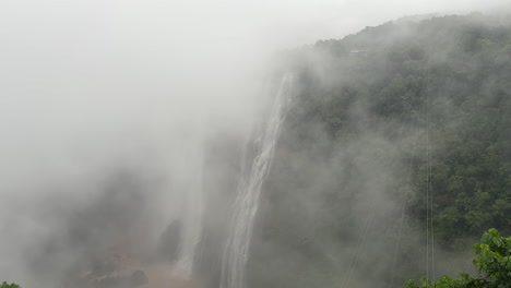 Cataratas-Jog-Vistas-A-Través-Del-Vapor-De-Agua,-Día-De-Niebla,-India