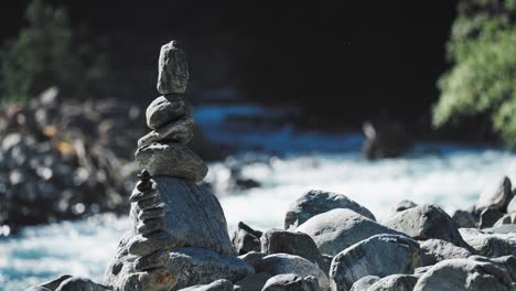 Un-Pequeño-Montículo-De-Piedras-En-La-Orilla-Del-Río.