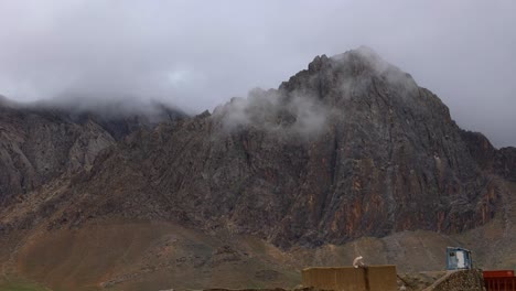 Atemberaubende-Luftaufnahme-Der-Wunderschönen-Berge-In-Afghanistan,-Die-Ihre-Natürliche-Pracht-Und-Ruhige-Umgebung,-Bergnatur,-Friedliche-Natur-Zur-Schau-Stellt