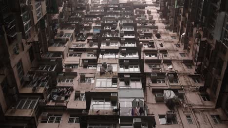 Edificios-De-Apartamentos-Antiguos-En-Un-Barrio-Residencial-De-La-Ciudad-De-Hong-Kong,-Con-Fachada-Inclinada