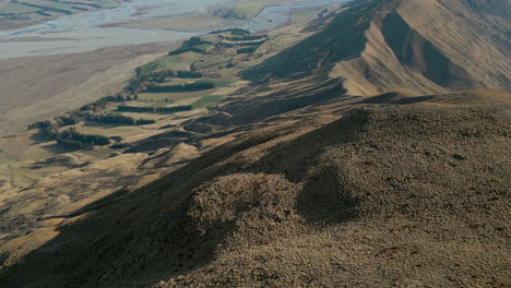 Stunning-South-Island-Mountain-Ranges-In-New-Zealand-Drone-Pan-Up