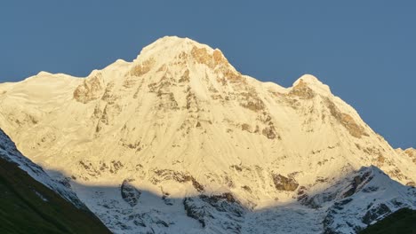 Zeitraffer-Des-Sonnenaufgangs-In-Den-Bergen-Nepals,-Zeitraffer-Des-Schattens-Im-Himalaya,-Der-Sich-Auf-Der-Bergwand-Bewegt,-Mit-Aufgehender-Sonne-Auf-Schneebedeckten-Berggipfeln-Und--gipfeln-Im-Winter,-Wunderschöne-Landschaft