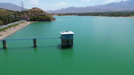 Vista-Aérea-Del-Paisaje-Del-Lago-En-Kabul-Afganistán,-Cielo-Azul