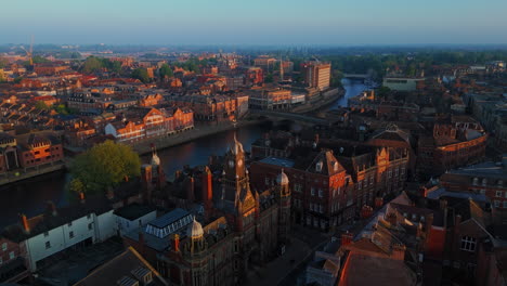 Erstellung-Einer-Drohnenaufnahme-über-York-City-Am-Fluss-Bei-Sonnenaufgang