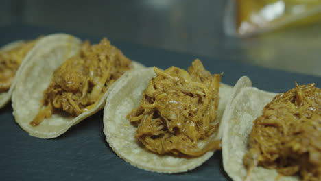 Erstaunliche-Zeitlupenaufnahme-Einer-Gruppe-Von-Cochinita-Tacos,-Die-In-Einer-Restaurantküche-Kochen