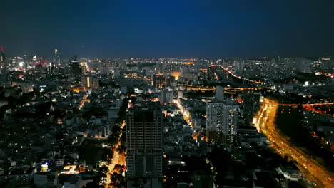 Experimente-La-Deslumbrante-Energía-De-La-Ciudad-De-Ho-Chi-Al-Caer-La-Noche-En-Esta-Impresionante-Perspectiva-Aérea.