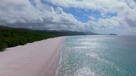 Barcos-De-Vela-Con-Cielo-Azul-Soleado-Y-Yates-En-La-Playa-De-Whitehaven,-Impresionante-Arena-Blanca,-Drones-Aéreos,-Islas-Whitsundays,-Australia,-Gran-Barrera-De-Coral-Exterior,-Agua-Azul-Clara,-Océano,-Colina,-Entrada,-Mirador,-Tranquilidad,-Estático