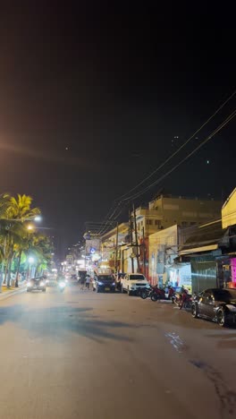 Toma-Pov-Donde-Hay-Muchas-Bicicletas-Y-Autos-En-La-Calle-Y-Todas-Las-Personas-También-Caminan