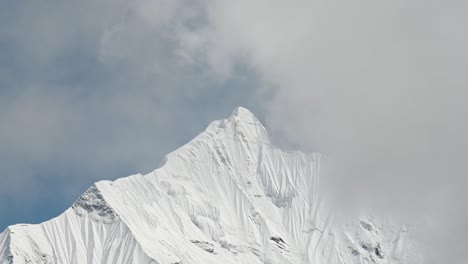 Lapso-De-Tiempo-De-Las-Montañas-Del-Himalaya-En-Nepal,-Lapso-De-Tiempo-De-La-Cumbre-De-La-Montaña-Cubierta-De-Nieve-Con-Nubes-Moviéndose-Sobre-Los-Picos-De-Grandes-Montañas-Altas-Y-Masivas-Cubiertas-De-Nieve-En-La-Cordillera-De-Annapurna