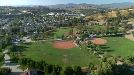 Toma-Panorámica-Con-Dron-Que-Rodea-El-Parque-Central-De-Santa-Clarita,-Día-Soleado-En-EE.-UU.