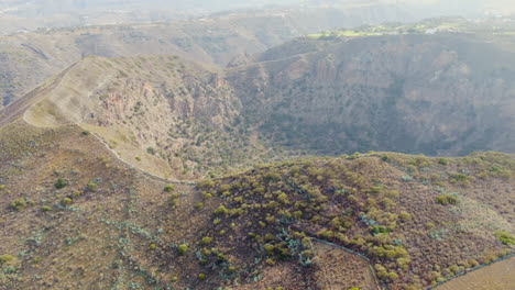 Vista-Aérea-En-órbita-Sobre-El-Cráter-Llamado-Caldera-Volcánica-De-Bandama-En-La-Isla-De-Gran-Canaria